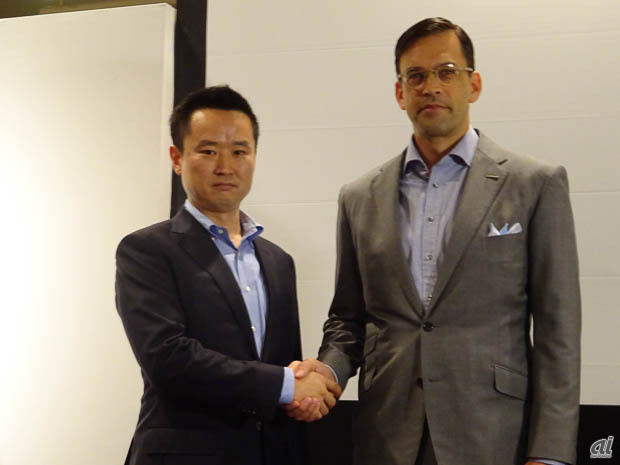 アクア日本 代表 執行役員の山口仁史氏（左）と日本マイクロソフト 代表取締役 社長の平野拓也氏（右）