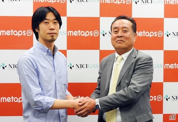 左から、メタップス代表取締役の佐藤航陽氏、ニチガス代表取締役社長の和田眞治氏