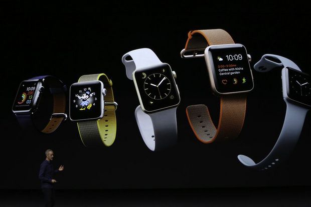 正式発表された第2世代モデル「Apple Watch Series 2」

　2代目の「Apple Watch」が正式に発表された。今度は耐水仕様だ。この第2世代モデルは、正式には「Apple Watch Series 2」と呼ばれ、高速化されたプロセッサ、大容量バッテリ、そしてランニング中やサイクリング中のペース、距離、速度の計測に使えるGPSを新たに搭載した。

関連記事：「Apple Watch Series 2」発表--耐水でGPS搭載、ナイキモデルも