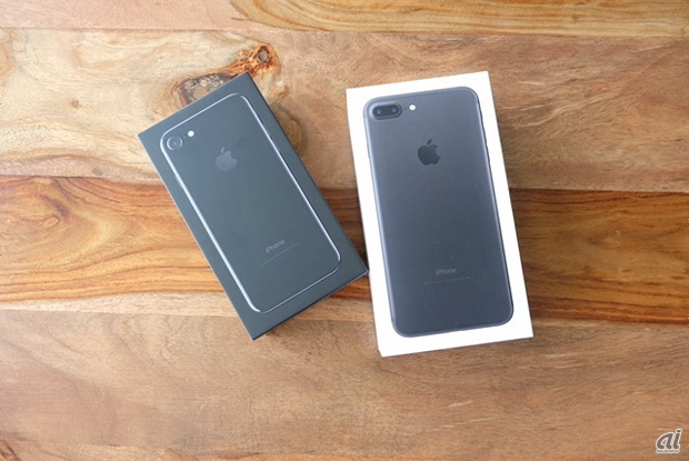 iPhone 7（左）とiPhone 7 Plus（右）
