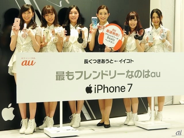 　発売イベントではタレントの足立梨花さんと、アイドルのSKE48のメンバーが登場。