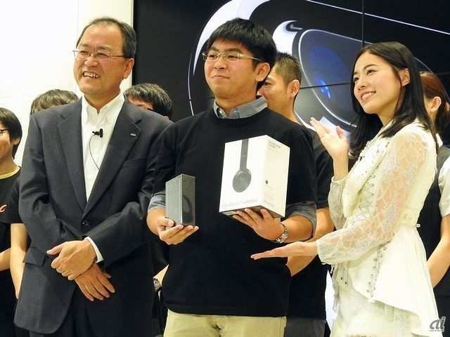 　iPhone 7の最初の予約者には、田中氏から新色のジェットブラックモデルが、松井珠理奈さんからBeatsヘッドホンが手渡された。