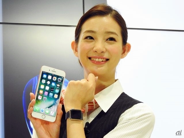 　足立さんが「Apple Watch Series 2」を披露。