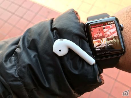 Apple Watchだけを身につけて、AirPodsへ音楽を再生しながら、コンビニへ行って買い物をすることもできる