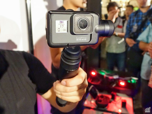 「Karma」に搭載されているジンバルは、「Karma Grip」に装着することで、手持ち撮影にも使うことができる。