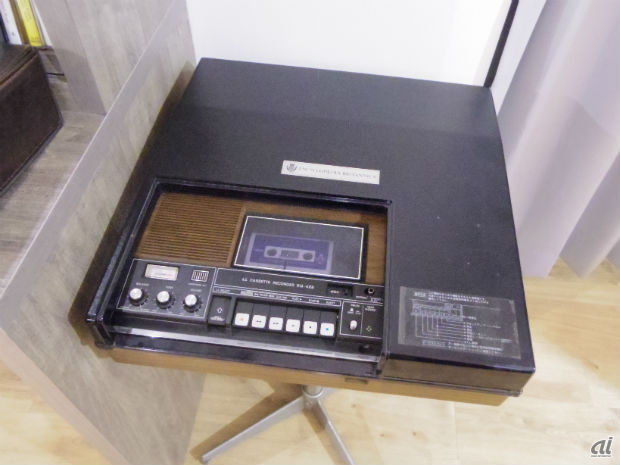 　店内には年代もののカセットテープレコーダーが展示されていた。