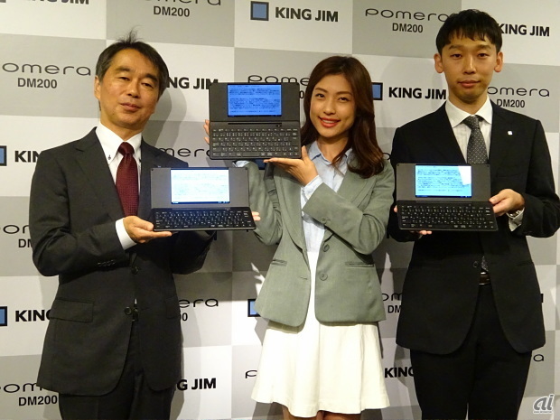 キングジム 常務取締役 開発本部長の亀田登信氏（左）とキングジム 商品開発部の東山慎司氏（右）