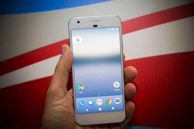 　Googleが米国時間10月4日に発表したスマートフォン「Pixel」を、写真とともに紹介する。背面には強化された12メガピクセルのカメラとGoogleの「G」のロゴが配置されている。

参考記事：グーグル、新型スマートフォン「Pixel」「Pixel XL」を発表