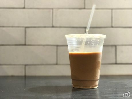 カフェのアイスコーヒー（ポートレートモード）