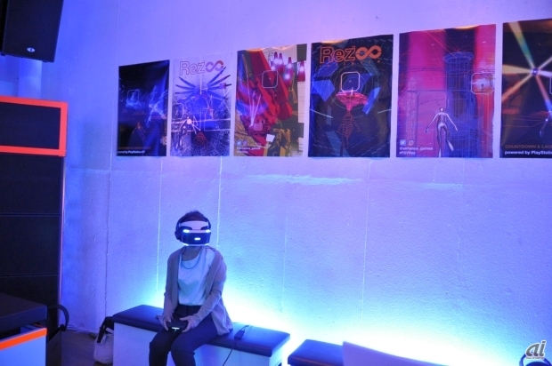　試遊はPS VRに特化。周囲の壁にはRez Infiniteのポスターが掲出されていたり、映像が投影されている。