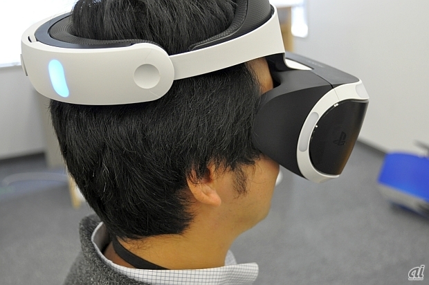 　画面に指示される手順にそって、VRヘッドセットを装着。