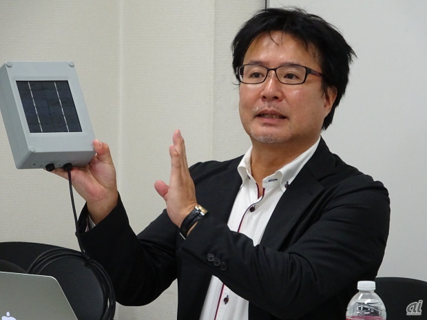 「IoT満空センサー」を手に説明する、SPOT 最高執行責任者 COOの花房寛氏