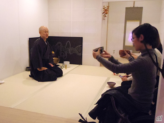 　茶室ではお茶会も開かれた。写真左は新しいスタイルでお茶の楽しみ方を提案しているSHUHALLY庵主の松村宗亮氏。