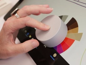 マイクロソフト、画面に乗せて使う新入力デバイス「Surface Dial」を発表