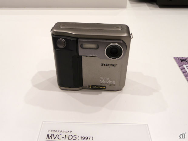 　デジタルカメラ「Mavica MVC-FD5」は、記録メディアに3.5インチフロップディスクを採用していた。記録形式はJPEG。1997年製。
