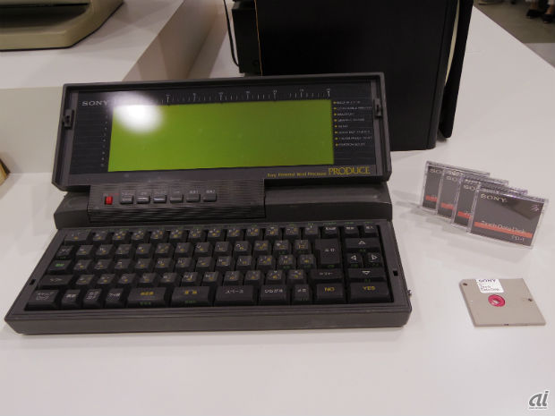 　ソニー製のワープロ「PJ-100」。1987年製で、2インチのデータディスクドライブを内蔵。持ち運びを考慮し、プリンタは分離型だった。