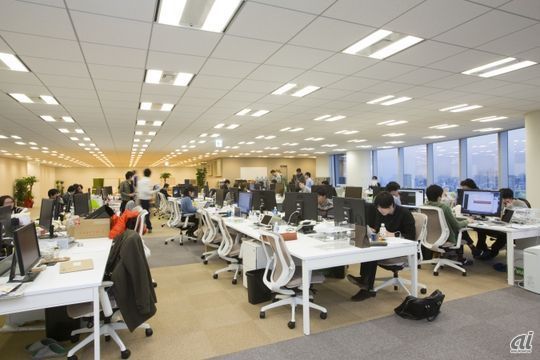 　一般的にオフィスにおける1人分の必要作業スペースは120cmといわれているが、同社ではそれ以上の140cmを確保している。これは社員に広くゆったりとした環境で働いてもらうためのこだわりとして、移転前のオフィスから継続されている。