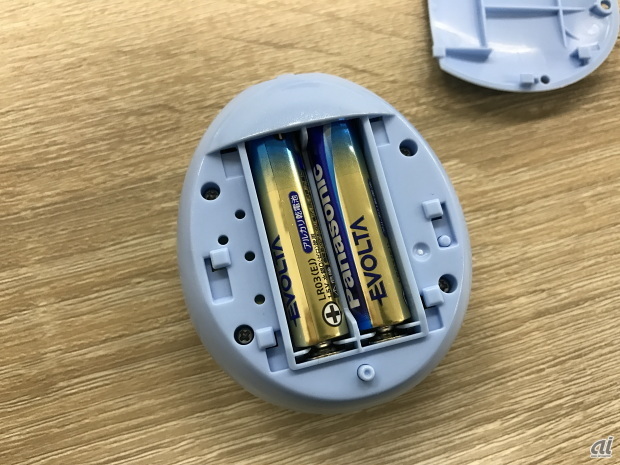 　別売の単4乾電池を2本入れる。エネループなどにも対応する。