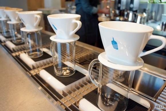 ブルーボトルコーヒーでは、バリスタが客の目の前で1杯ずつ丁寧に淹れてくれる