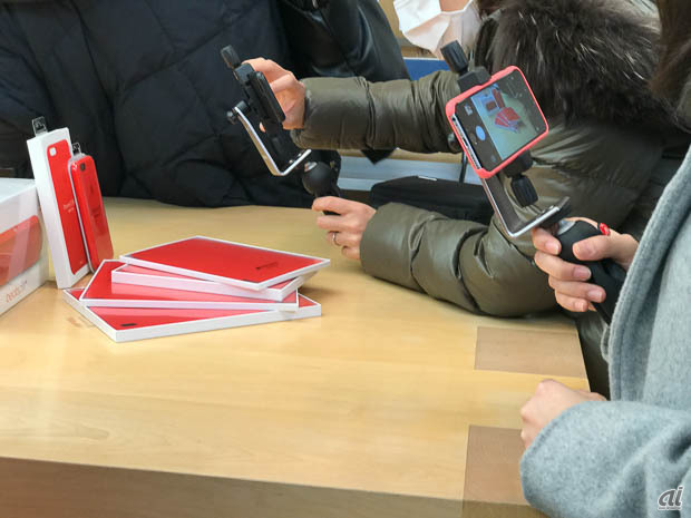 　iPhoneをきちんと固定できる三脚スタンドを取り付け、まずは店内の赤いものを撮影する練習を開始する。その後、スタッフらとともに銀座周辺を3km散策しながら“赤”をテーマに撮影し、最後にお気に入りの1枚を見せ合う流れだ。