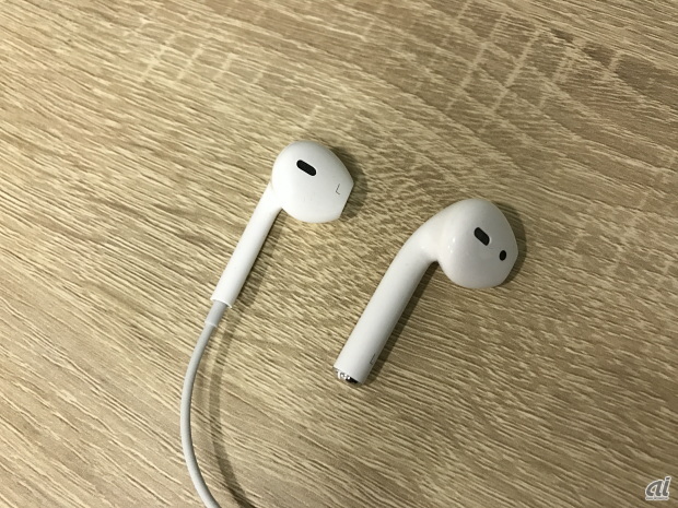 　iPhone 7シリーズに標準付属する「EarPods」との比較。デザインは似ているが、AirPodsのほうが軸が太いのがわかる。