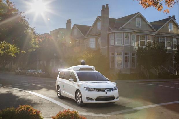 　Googleの自動運転プロジェクトを引き継いだ新会社Waymoが、同社の手がける自動運転車の画像を初公開した。