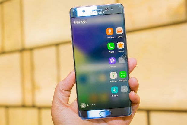 Samsung Galaxy S8
　「Galaxy Note 7」の発火騒動で足元に火がついたSamsungは、次世代Galaxyスマートフォンで大きな成功を収める必要がある。「Galaxy S8」については、ベゼル部分がほぼないデザインの採用やホームボタンの廃止、ディスプレイ内側への光学式指紋認証センサーの搭載などの可能性が報じられている。また、別の報道では、SamsungがApple同様にヘッドフォンジャックを廃止する可能性についても伝えられている。

　Galaxy S8は2月下旬から3月上旬、同社が例年最新モデル発表するトレードショー「Mobile World Congress」での発表が見込まれている。