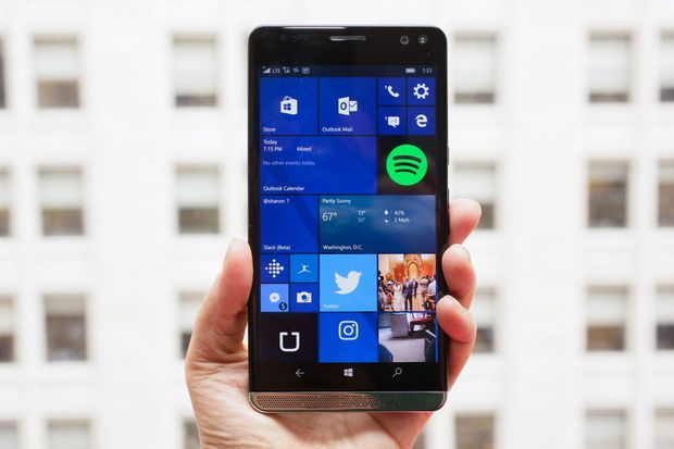 Surface Phone
　Microsoftの「Surface」シリーズのコンピューターは、いずれも鮮明な印象を与えてきた。しかし、同シリーズのスマートフォンについては未知数だ。2017年は、長らく噂されてきた「Surface Phone」をついに見られる年になるだろうか。「Windows 10」は、2017年に「Snapdragon 820」のようなARMベースのプロセッサをサポートすることが発表された。これを見ても、Surface Phone発売の可能性は十分高いと言えるだろう。