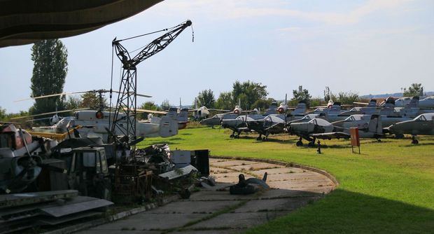 航空機の墓場

　こちら側は、博物館の一部ではない。セルビア空軍の保管スペースだ。