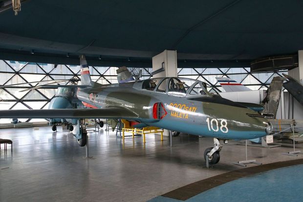 「T-80」にあらず

　T-80に似ているが、実は「Soko G-2 Galeb」だ。展示されているこの機体は、20年間にわたって運用され、飛行回数は1万回近くに達している。