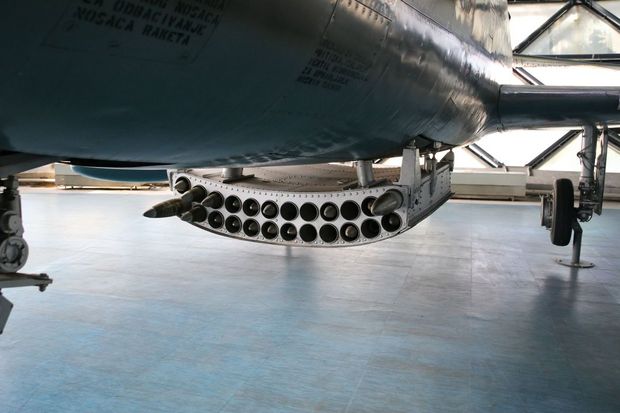 ロケット弾

　F-86Dには機銃がなく、このような収納式の24連「Mighty Mouse」ロケット弾を装備していた。