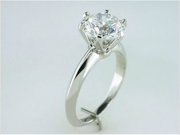 Tiffany & Co.の3.09カラット・ダイヤモンド指輪：6万ドル

　最も高い値段で売れたジュエリーは、プラチナ製アームにクラリティ（透明度）VS1のラウンドダイヤモンドを載せたソリティアリングだ。写真はeBayに出品されている同種のダイヤモンドリングだが、こちらは3.01とカラット数では及ばない。