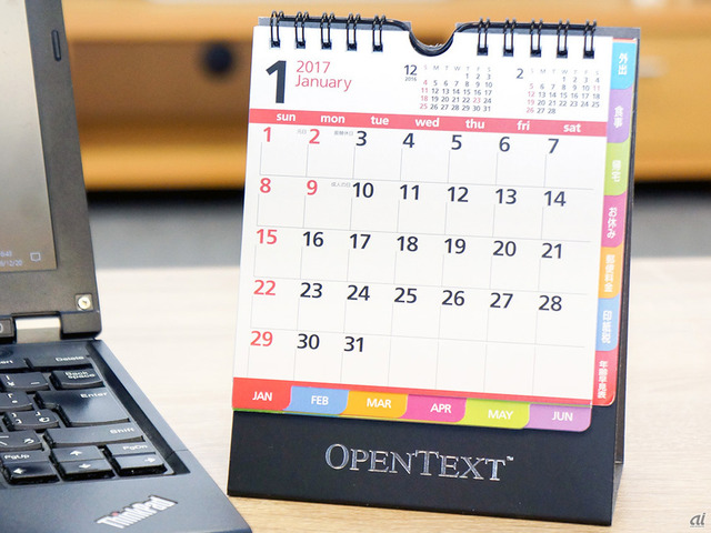 　オープンテキストのカレンダーは、横幅約12.5cmで、デスクにおいても邪魔になりにくいコンパクトタイプ。書き込みスペースを設けたひと月分の日付と、前月、来月の3カ月分が一目で確認できます。