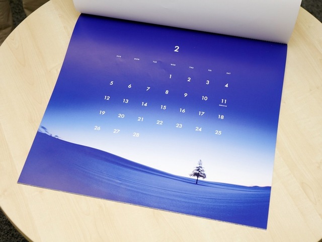 カレンダーは単月表示タイプ。どの月も非常に美しい写真で構成されており、長時間眺めていても飽きません。綺麗に印刷するためのこだわりも感じます。