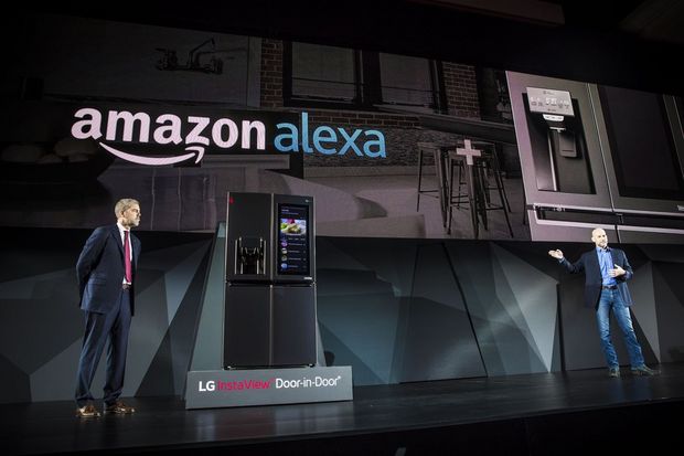 　この冷蔵庫はAmazonの仮想アシスタント、Alexaに対応しているため、簡単な音声コマンドを使って冷蔵庫から食料品を直接買うことができる。