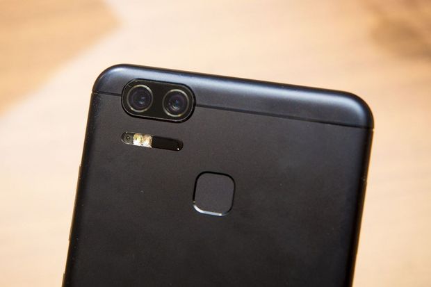 　ZenFone 3 Zoomの2つの背面レンズを近接撮影した写真。