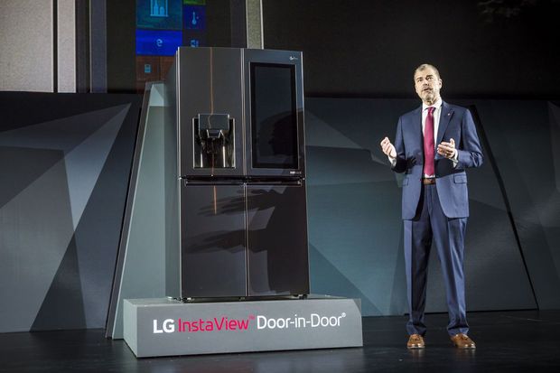 　LGの冷蔵庫「InstaView Door-in-Door」には、29インチのHDタッチスクリーンディスプレイが搭載されている。