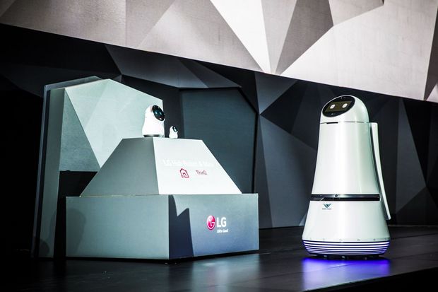 　LGの「Hub Robot」（空港用の案内ロボットの左側に見えるロボット）は、「Amazon Echo」に似た仕組みを持っている。具体的には、音声コマンドを使うことで、スマートオーブンやロボット掃除機など、住宅内のコネクテッドデバイスをコントロールできる。