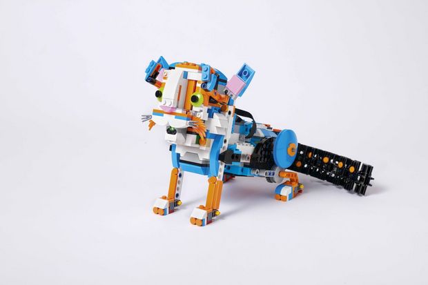 「LEGO Boost」

　LEGO Boostは2017年に発売予定で、いつものようにLEGOを組み立てるとロボットが完成する。これは楽しみだ。