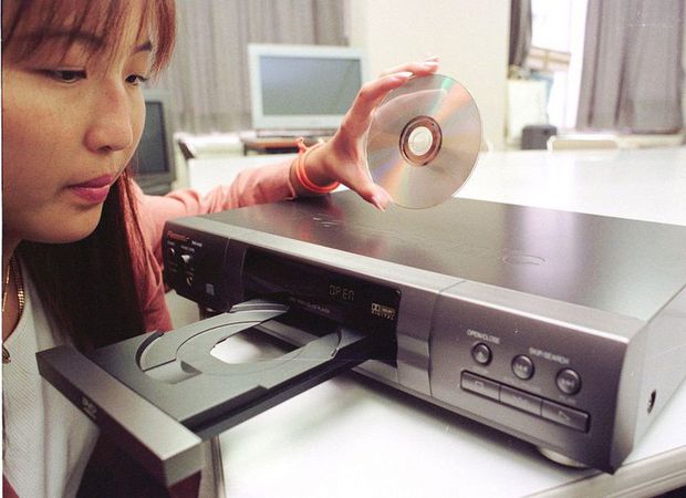 DVDプレーヤー

　「デジタルビデオディスク製品」（ニューヨークのメディアが最初にそう表現した）が1997年初頭に米国に登場したとき、ほとんどのハリウッドスタジオはDVDフォーマットを採用していなかった。約500ドルを払ってプレーヤーを購入したアーリーアダプターは、映画「スペース・ジャム」などの数作品で我慢するしかなかった。