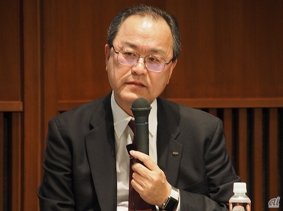 決算説明会で記者の質問に答えるKDDIの田中孝司社長