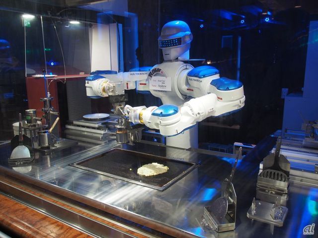 ロボットが調理する「変なレストラン」など、ハウステンボスは新しい技術を積極活用した取り組みを多く実施している