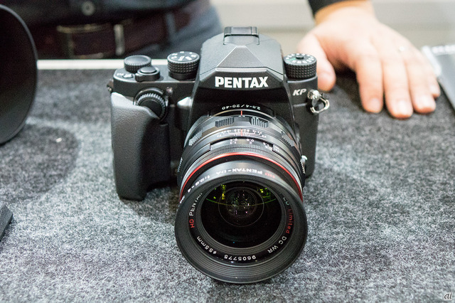 　2017年1月に発表されたデジタル一眼レフカメラ「PENTAX KP」。APS-Cセンサながら最高感度ISO819200を達成。同社では、APS-Cセンサを搭載するカメラのラインナップとして、「K-3 II」や「K-70」を販売しているが、従来の製品ラインナップにはない新基軸の商品としている。