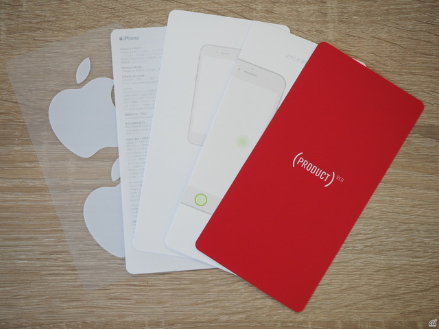 　マニュアルケースの中の赤いペーパーは、(PRODUCT)REDの説明だった。アップルロゴシールは他のiPhoneシリーズと同様に白で、それ以外の同梱物もiPhone 7シリーズと同じだ。