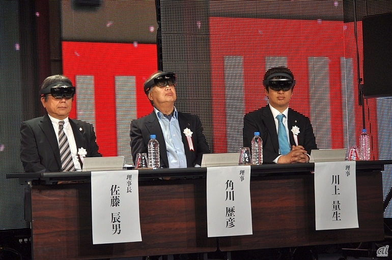 （左から）理事長の佐藤辰男氏、理事の角川歴彦氏、同じく理事の川上量生氏。HoloLensを装着して式辞に参加した