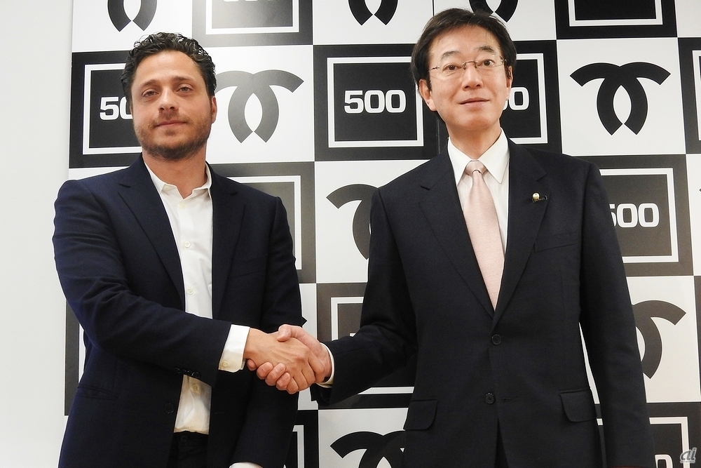左から、500 StartupsのパートナーであるZafer Younis氏、神戸市長の久元喜造氏