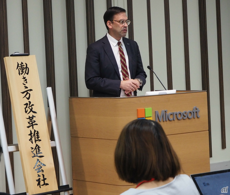 「働き方改革のリーディングカンパニーを目指す」と日本マイクロソフト 代表取締役 社長の平野拓也氏。同社は働き方改革推進会社」を掲げる