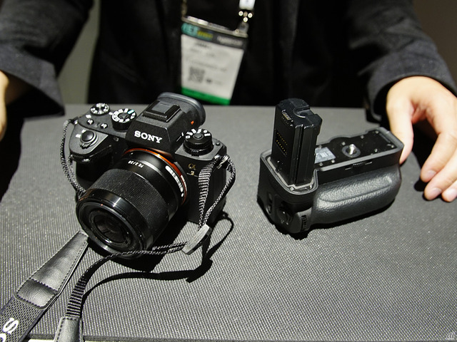 　日本では4月21日に発表されたフラッグシップカメラ「α9」のハンズオンコーナーが設けられていた。

　積層型イメージセンサ「Exmor RS」を採用することで読み出し速度を高速化。電子シャッター時の画像の品質を向上させ、秒間20コマの連写にも対応している。