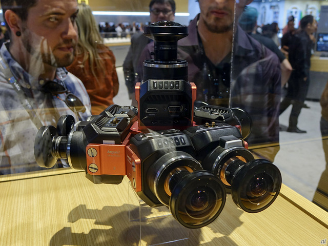 　Blackmagicdesignの360度カメラ「Mini EYE」。用途に合わせて3～10台のカメラを搭載可能。写真の組み合わせは、7台のカメラで360度撮影を実現している。なお、価格レンジは、1万3000～5万5000ドルとなっている。