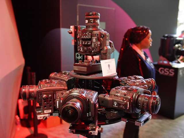 　使用したカメラは業務用の「C300 mk2」と思われる。これを7台組み合わせることで、360度を映像を生成したという。